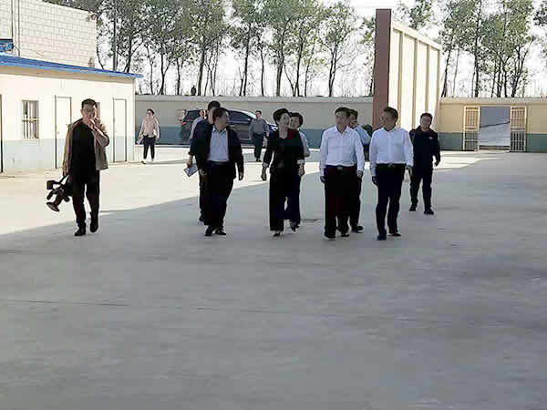 新聞=市政府曹市長(zhǎng)、蔣市長(zhǎng)、縣政府、區(qū)政府等各級(jí)領(lǐng)導(dǎo)一行，蒞臨我司指導(dǎo)檢查生態(tài)循環(huán)養(yǎng)殖工作.jpg